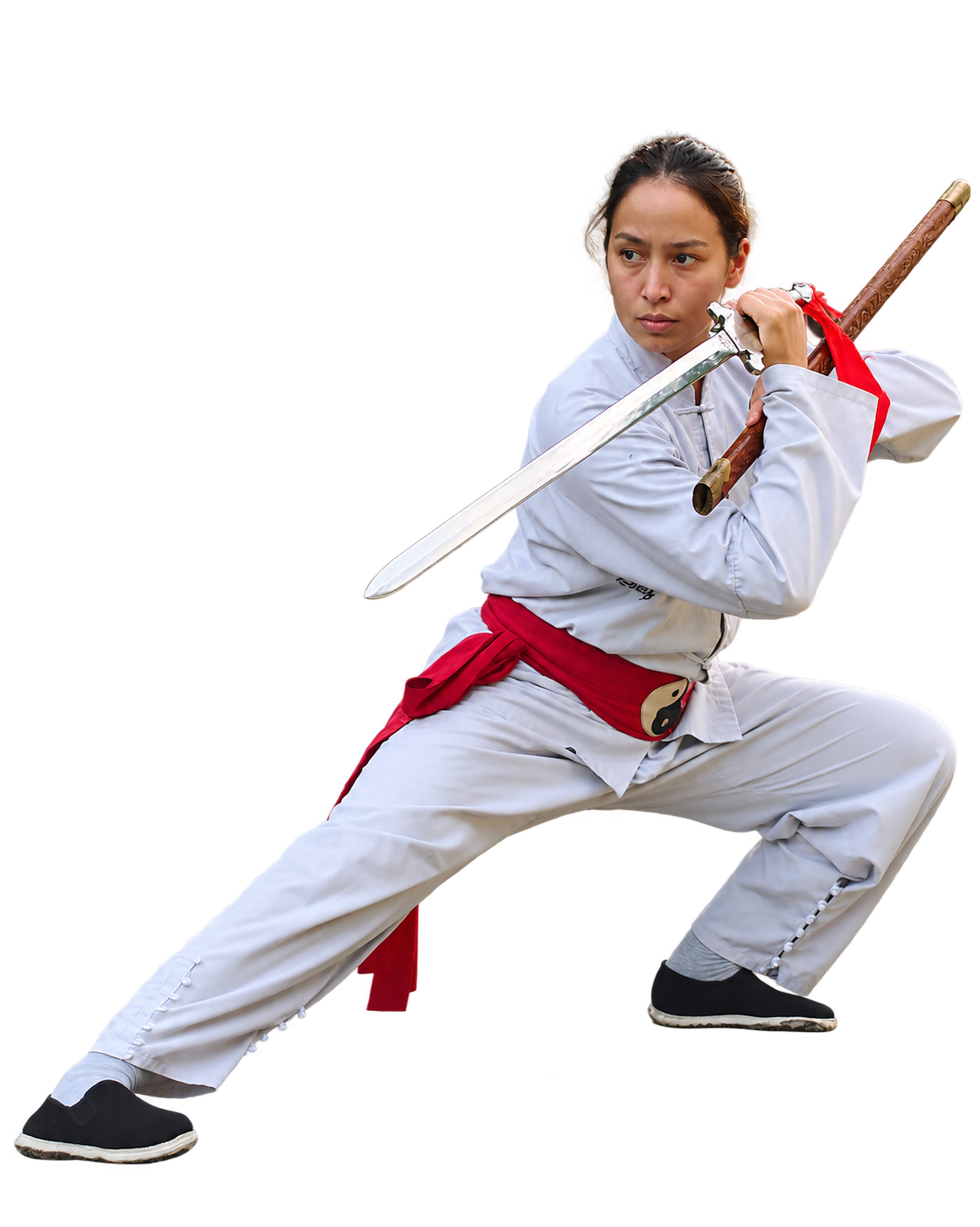 Pratiquante de kung fu en tenue blanche et ceinture rouge, exécutant une posture avec une épée